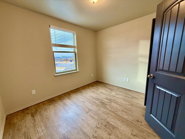 Building Photo - 909 Manchester Ct