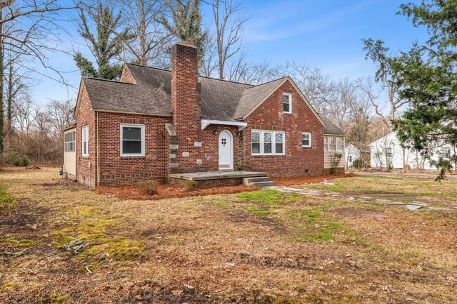 Building Photo - SW, Large Brick Two Bedroom PLUS Two Sun-Rooms, Hardwoods, LR & Separate DR, Fire Place!