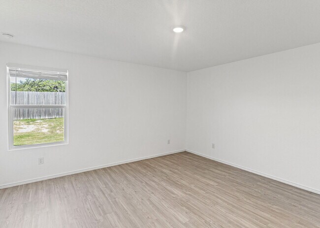 Building Photo - "Gorgeous 3-Bedroom Home with 2 Full Baths in San Antonio's Serene 1450 Sq Ft Retreat!"