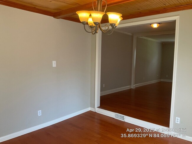 Building Photo - 3 Bedroom / 2.5 Bath House Available Now