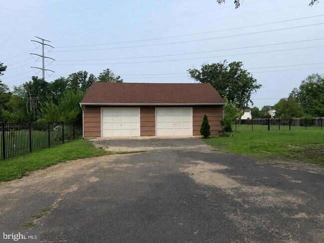 Building Photo - 580 Village Rd W