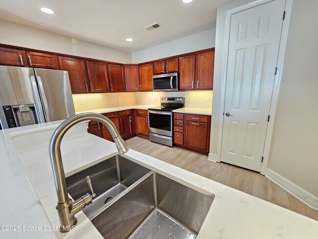 Building Photo - 590 S Banana River Dr