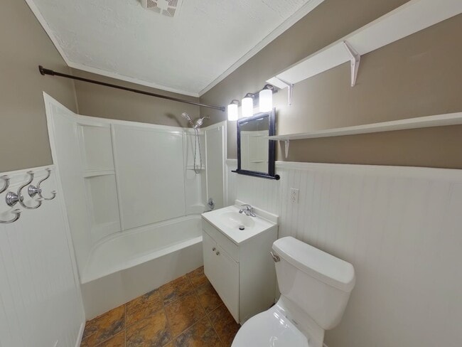 Building Photo - 1027 N Old Manor Rd