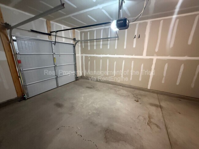 Building Photo - 886 Falls Grove Trl