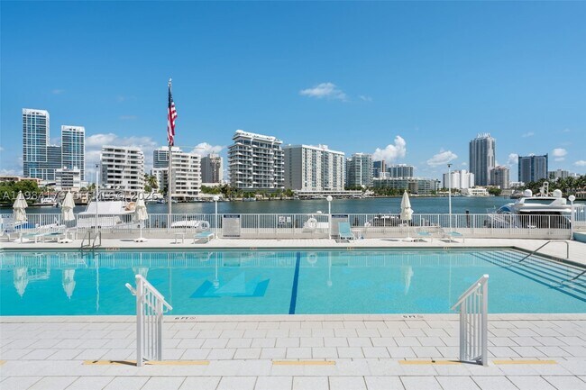 Building Photo - 900 Bay Dr E