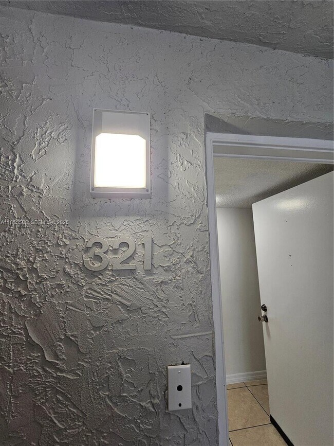 Building Photo - 8475 SW 156th Ct