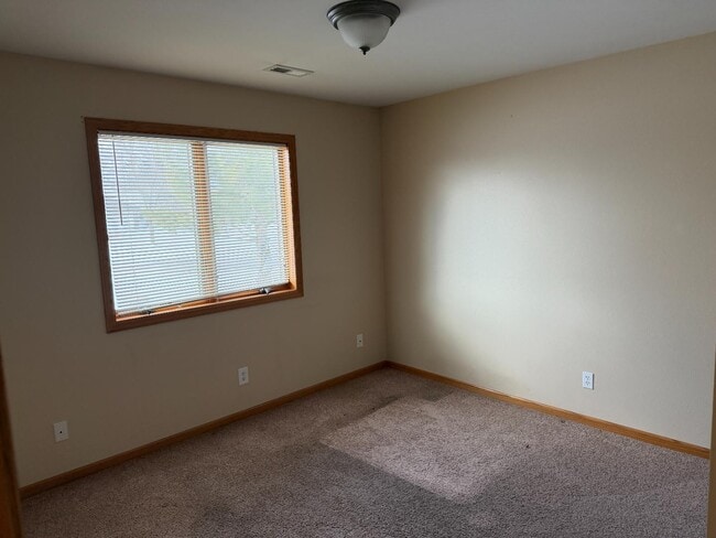 Building Photo - 433 Sarah Cir