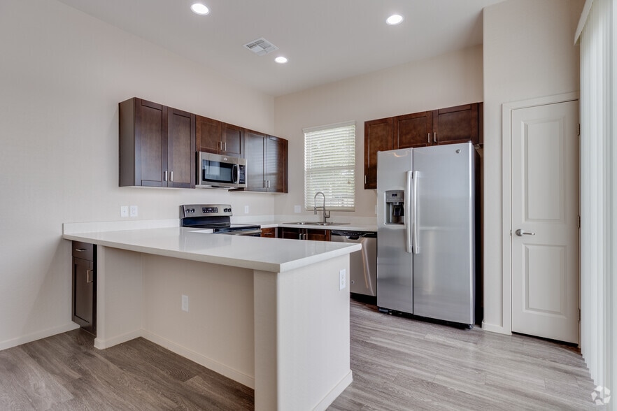 2BR, 2BA - 962SF - Keller Town Square