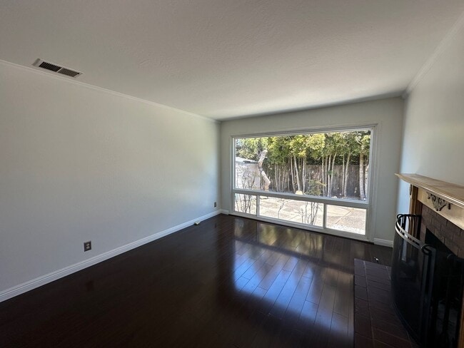 Building Photo - Beautiful Rollingwood Home