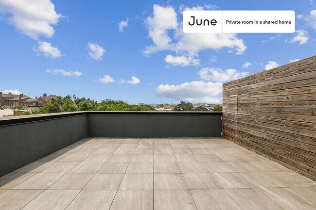 Building Photo - Private bedroom in 5 bed/3 bath Home