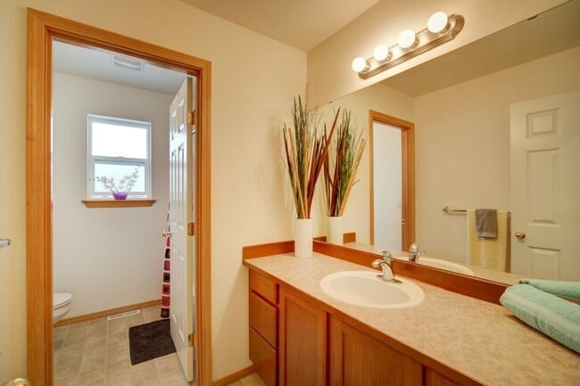 Building Photo - Beautiful home on corner lot!