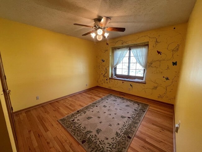 Building Photo - Home For Rent Bellevue.