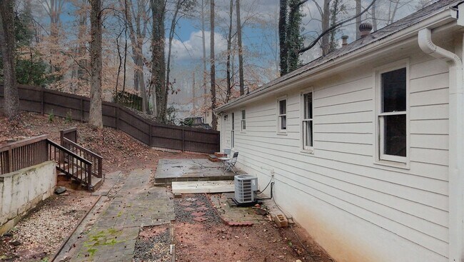 Building Photo - 1424 Shadowbrook Dr