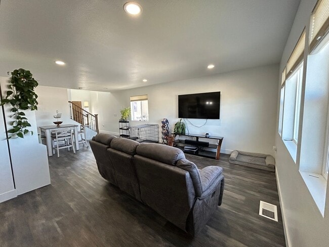 Building Photo - Mountain Vista Subdivision Home!