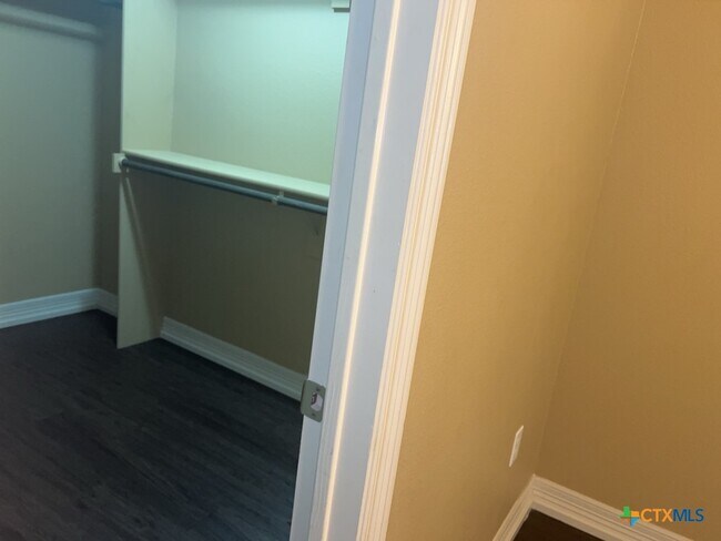 Building Photo - 2710 S Clear Creek Rd