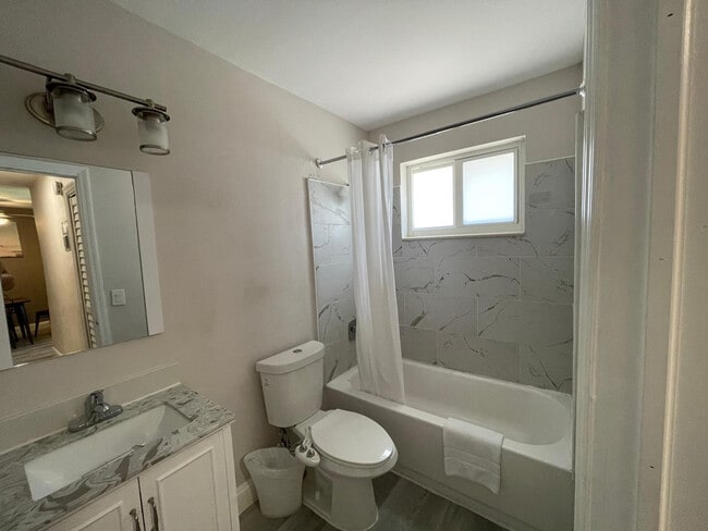 Building Photo - 1702 NE 9th St