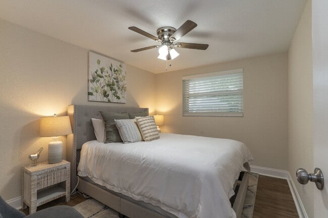 Building Photo - BEAUTIFUL UNIT JUST 5 MINUTE WALK TO DOWNTOWN