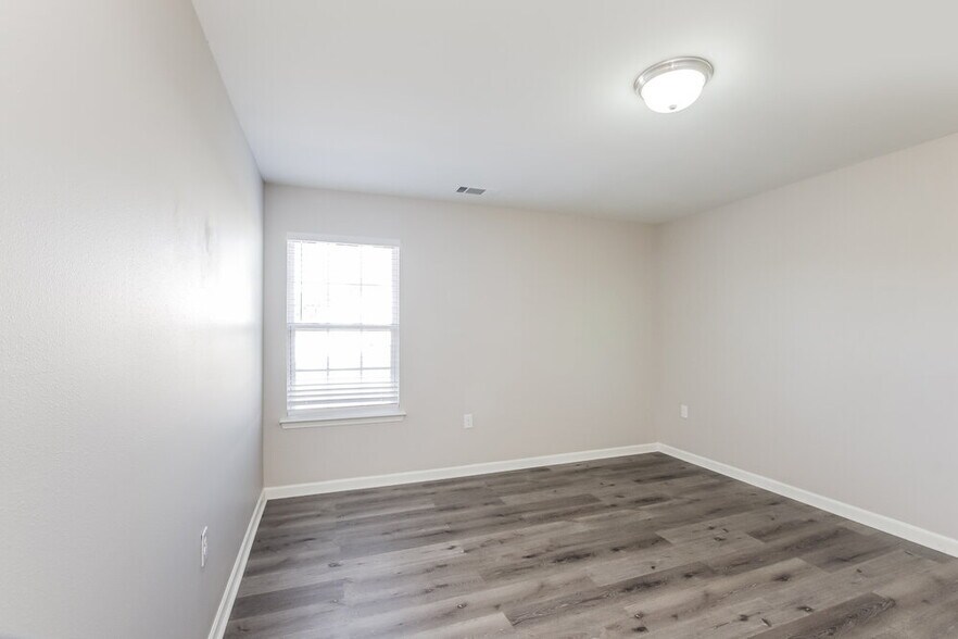 Building Photo - 1536 Eastway Dr