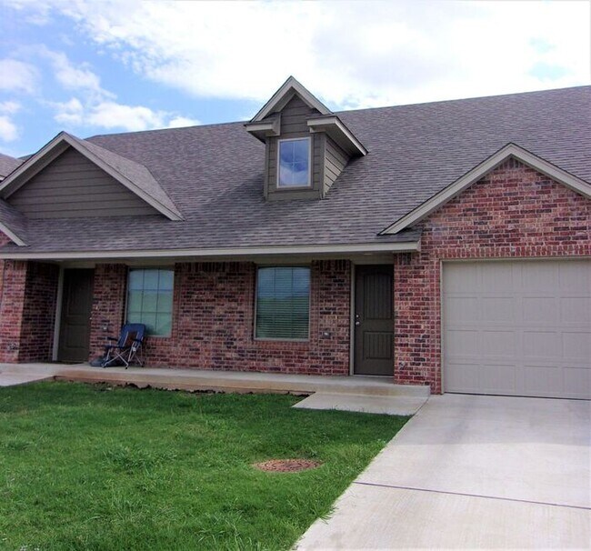 Building Photo - 2 bed 1 Bath 1 Car Garage Townhome in Del City