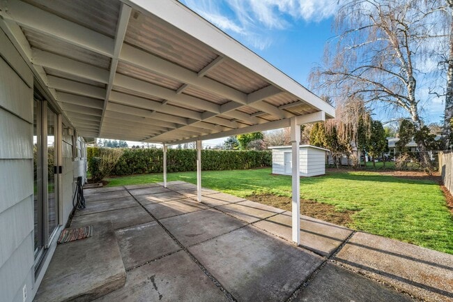 Building Photo - 330 E Jersey St