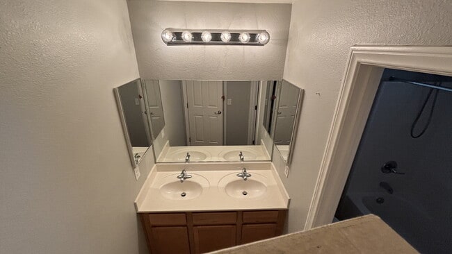 Building Photo - 4 Bed, 3 Bath