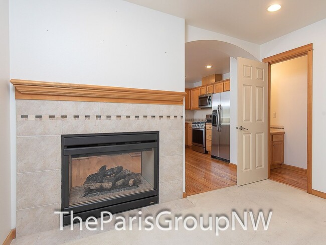 Building Photo - Gorgeous Greenwood Townhome * Walk to Lake...