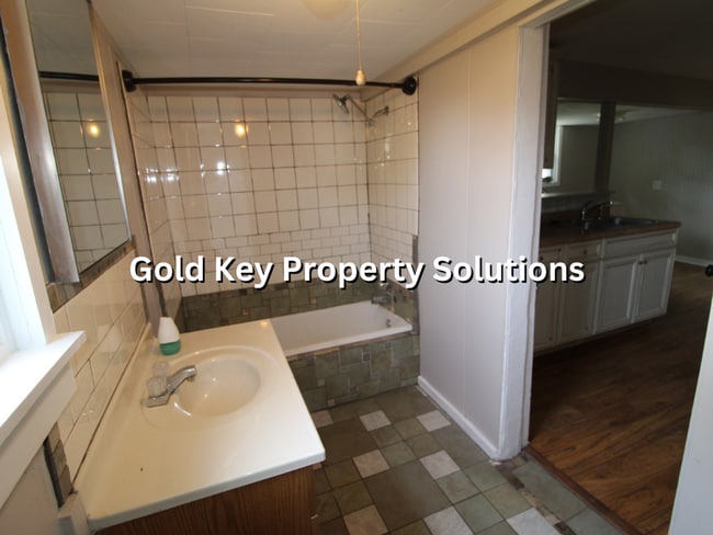 Building Photo - Updated 2 BR 1 BA House with Garage and Ce...