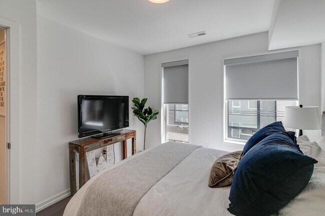 Building Photo - 938 N Leithgow St