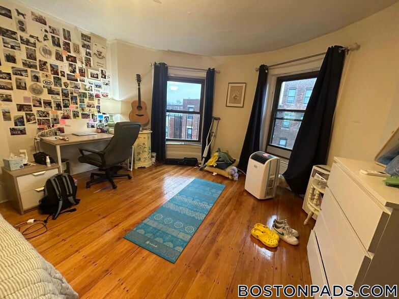 Building Photo - 918 Beacon St