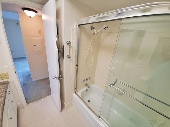 Building Photo - 2 Bedroom 1 Bath Second Floor Condo in St....