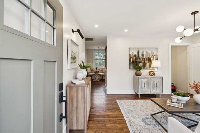 Building Photo - 215 Ash Dr