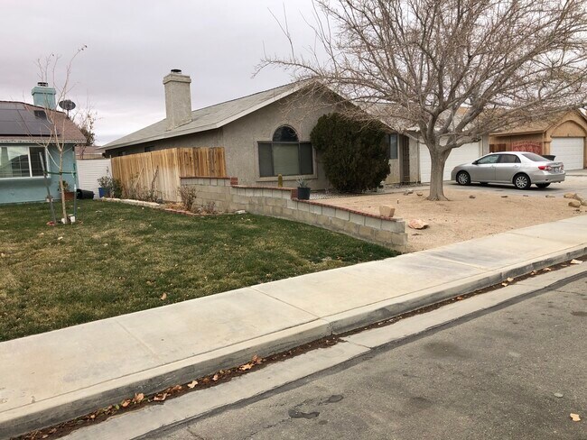 Building Photo - 2121 Phlox Ave