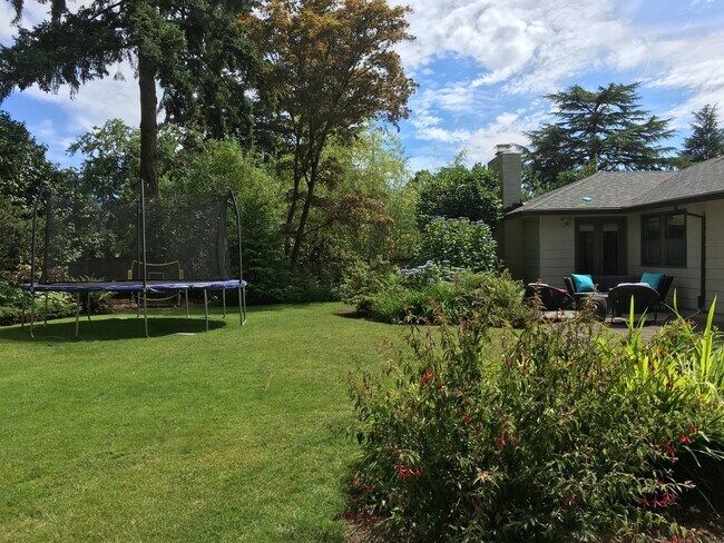 Building Photo - Lovely Mid Century Ranch in sought after West Slope neighborhood!