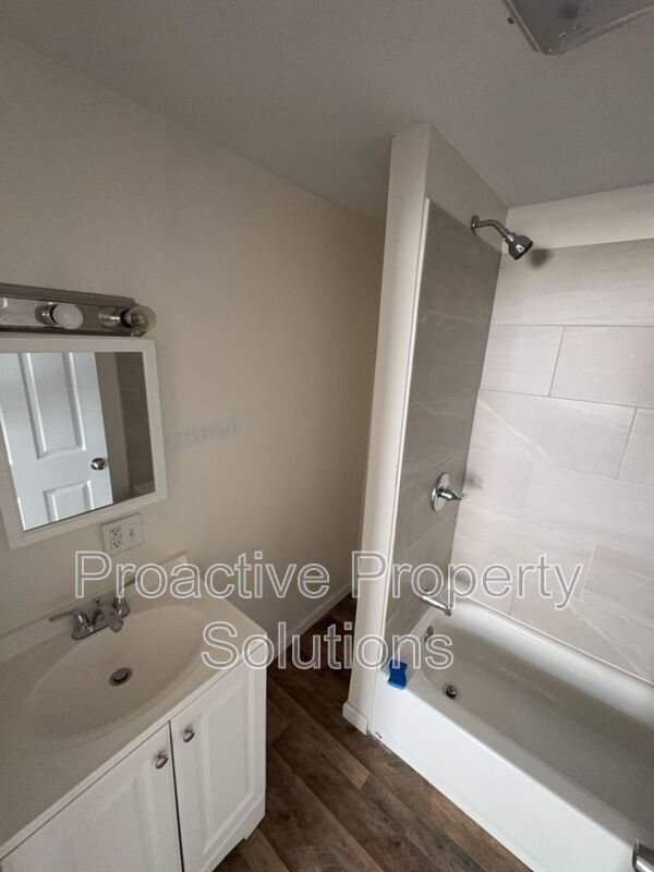 Building Photo - 221 Dunmore St