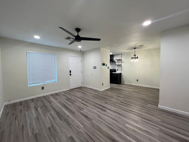 Building Photo - NICE 2 BEDROOM TOWNHOME!