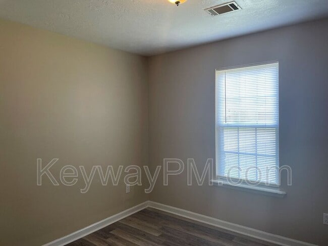 Building Photo - 221 Taylor Cir