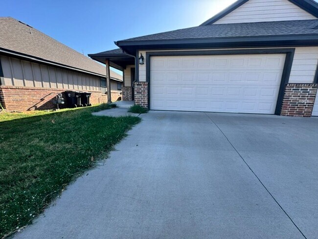 Building Photo - 5204 Oakwood Villa Ct