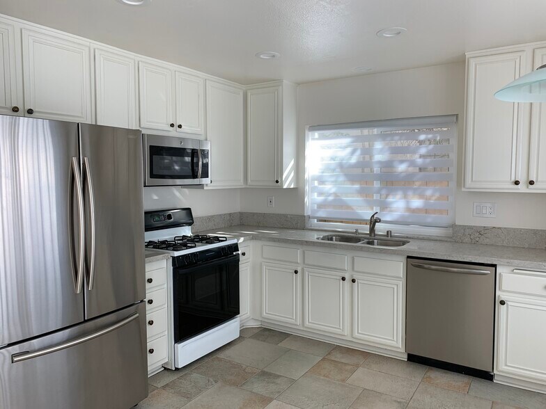 Building Photo - 10734 Chinon Cir