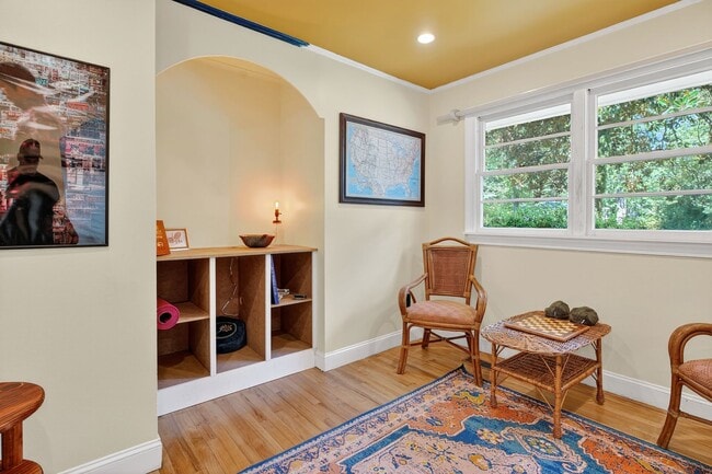 Building Photo - Fully Furnished Home with an Incredible Mi...