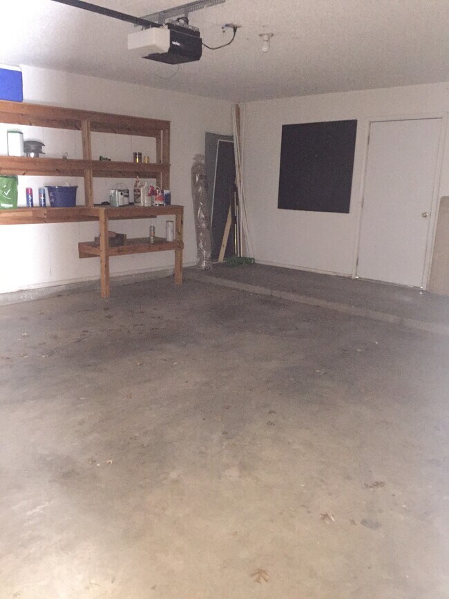 Building Photo - 6101 9th Dr