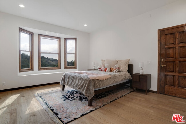 Building Photo - 10160 Cielo Dr