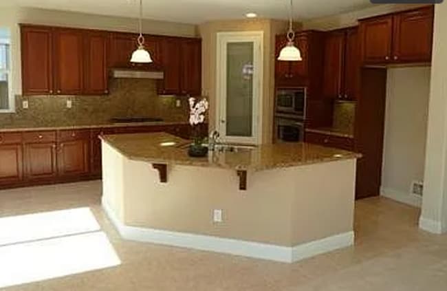 Building Photo - Large 4 bedroom 3 bathroom home with loft.
