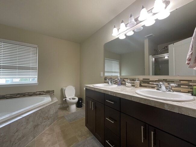 Building Photo - Spacious 4 bedroom Home
