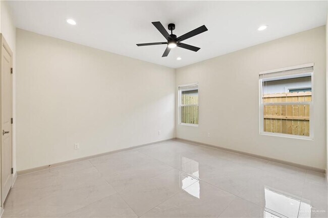 Building Photo - 1705 W Violet Dr