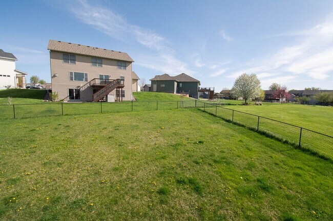 Building Photo - Spacious NW Home with Fenced Yard & Deck