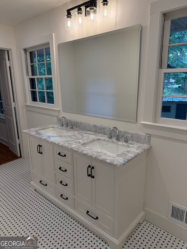 Building Photo - 185 Landor Dr