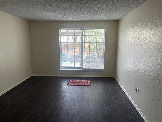 Building Photo - 4015 Versailles Dr