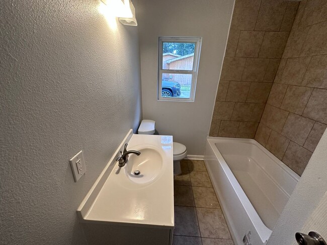 Building Photo - Remodeled 3/1!
