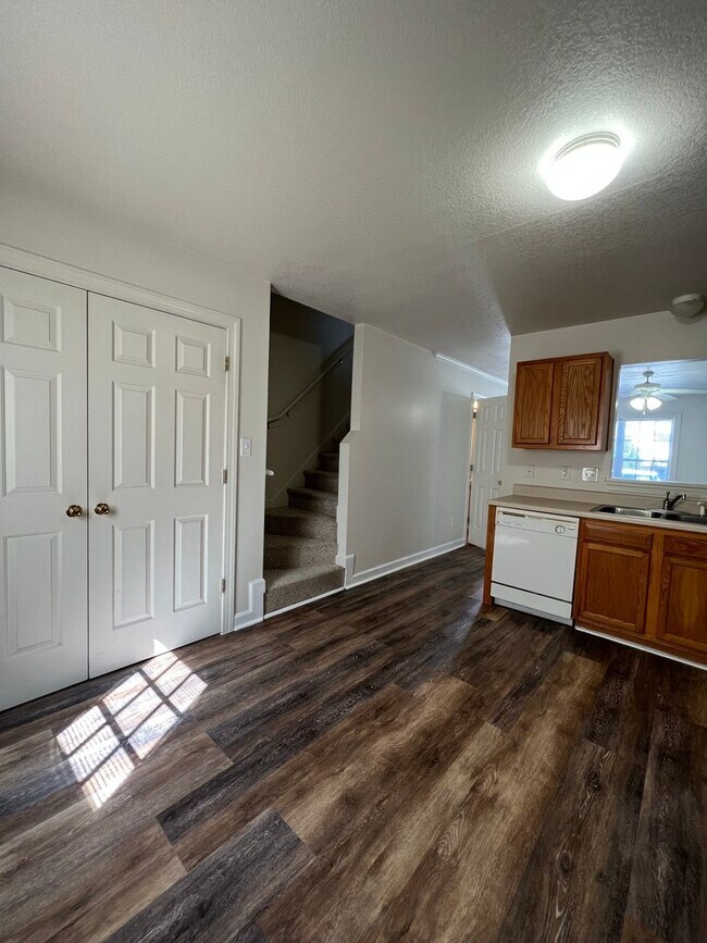 Building Photo - 106 Streamwood Dr