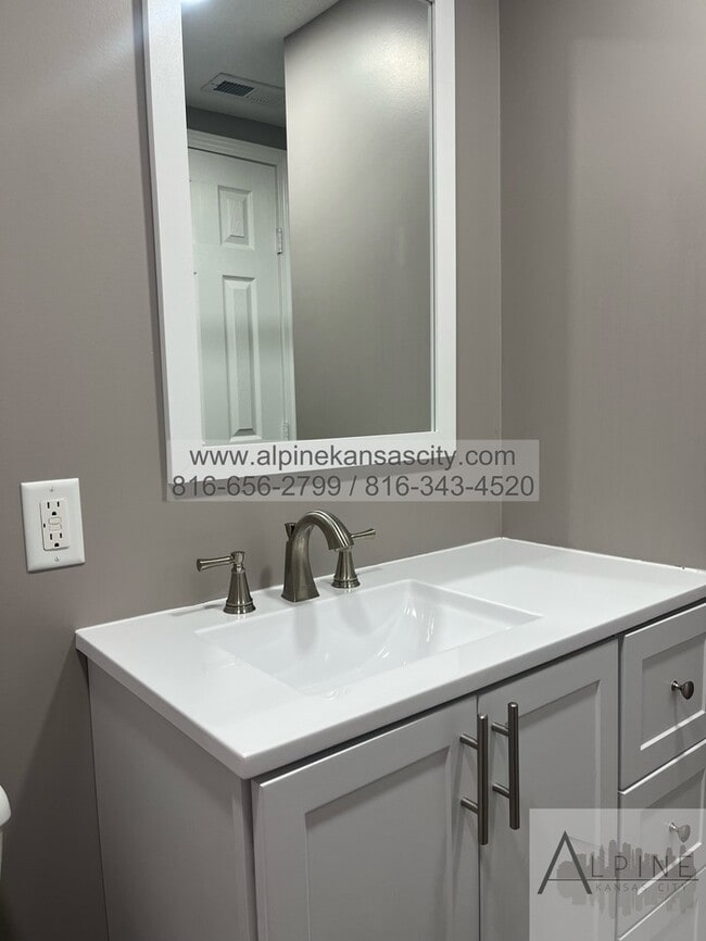 Building Photo - Available Mid January! 5 Bedrooms, PLUS Rec Room in Gladstone!